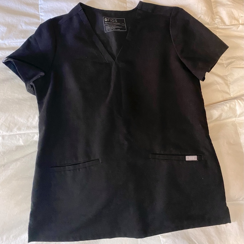 Figs Casma three pocket scrub top in black